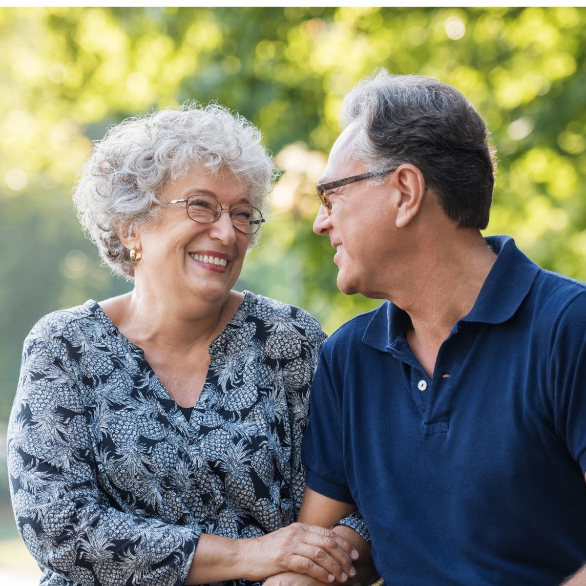 Smiling senior couple enjoying life outdoors — bilingual Medicare and health insurance guidance in El Paso